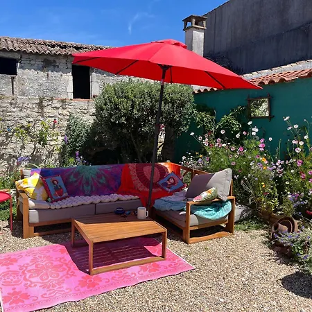 Un Air De Famille Bed & Breakfast